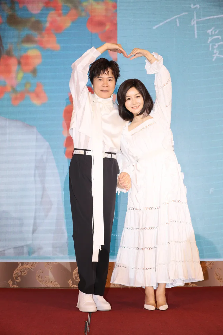 洪榮宏與愛妻感情甜蜜蜜。鄭孟晃攝