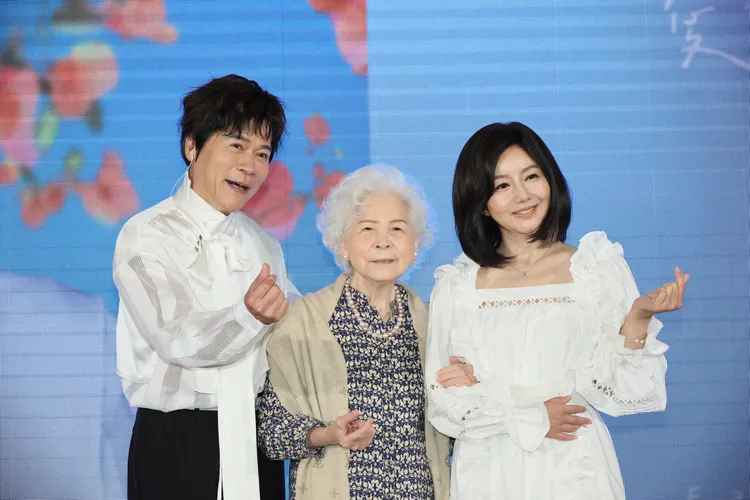 洪榮宏85歲的媽媽（中），驚喜現身記者會。鄭孟晃攝