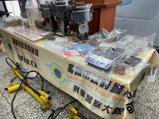 比黃金貴!高雄警查獲11塊「雙獅地球牌」海洛因磚 市價2500萬元