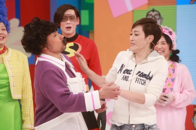 金剛（左）跟陳法蓉在節目玩很開。