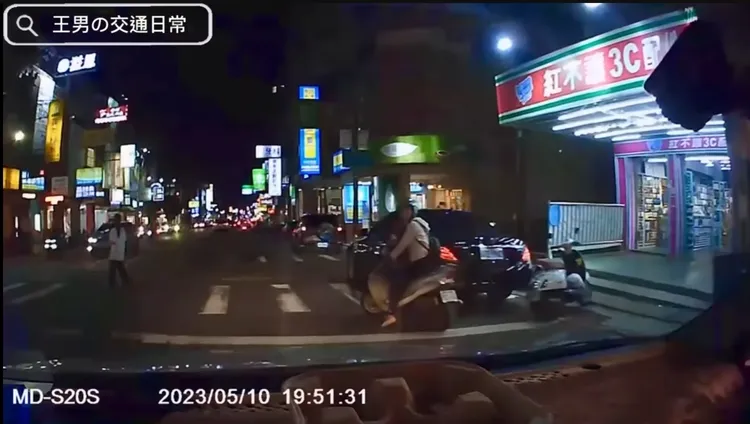 對向車道車子仍行駛中，未見因女童正在過馬路而停止。翻攝YouTube頻道「王男の交通日常」