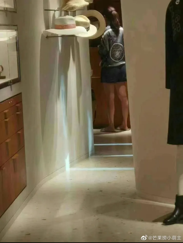 張智霖陪老婆袁詠儀血拼。翻攝微博