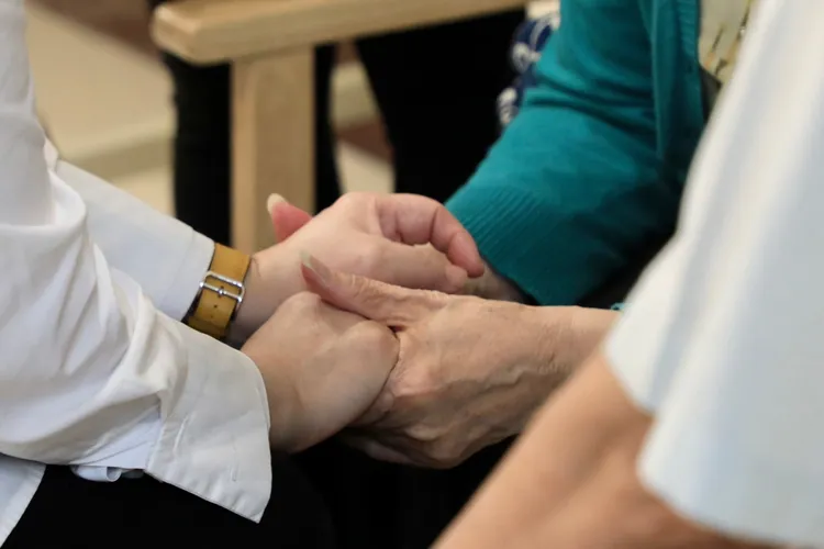 盧秀燕緊緊握住林母的雙手。台中市政府提供