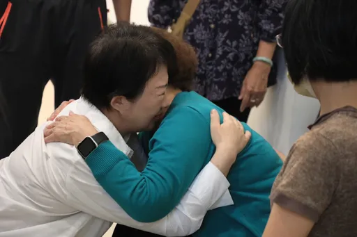 卢秀燕赴嘉义悼念林淑雅 林母泪崩自责「叫女儿搭捷运害死她」