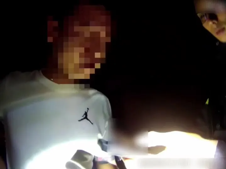 警方攔查後發現周男是通緝犯。蘆洲警分局提供