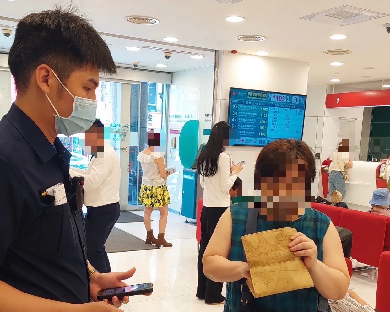 警方到場阻止徐婦匯款。永和警分局提供