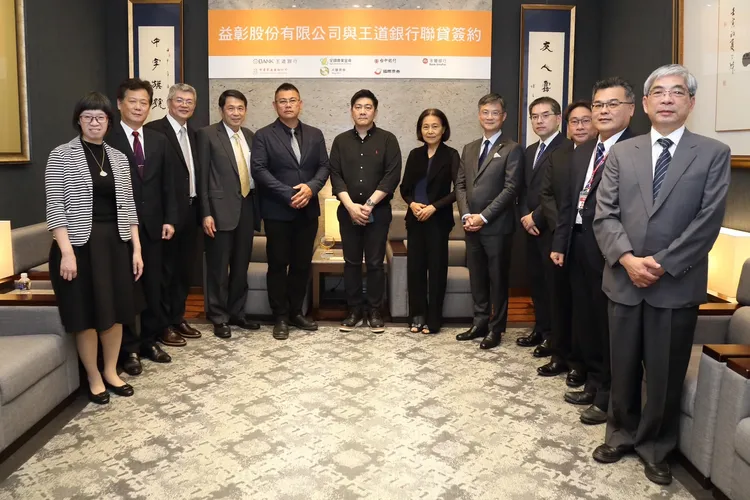 中友彰化店主辦益彰公司，與銀行團人員合影。中友百貨提供