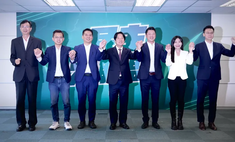 李柏毅（左3）接棒民進黨現任立委劉世芳參選高雄左楠立委。林林攝