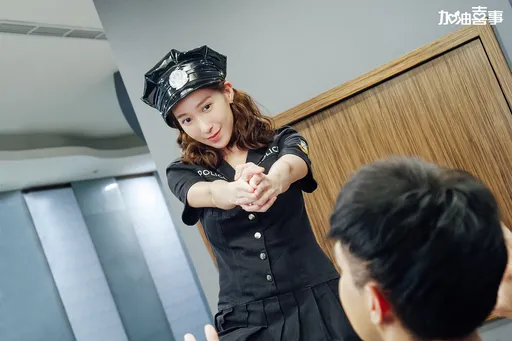 楊晴開房cosplay當女警安全褲太緊 導演誤認走光喊卡