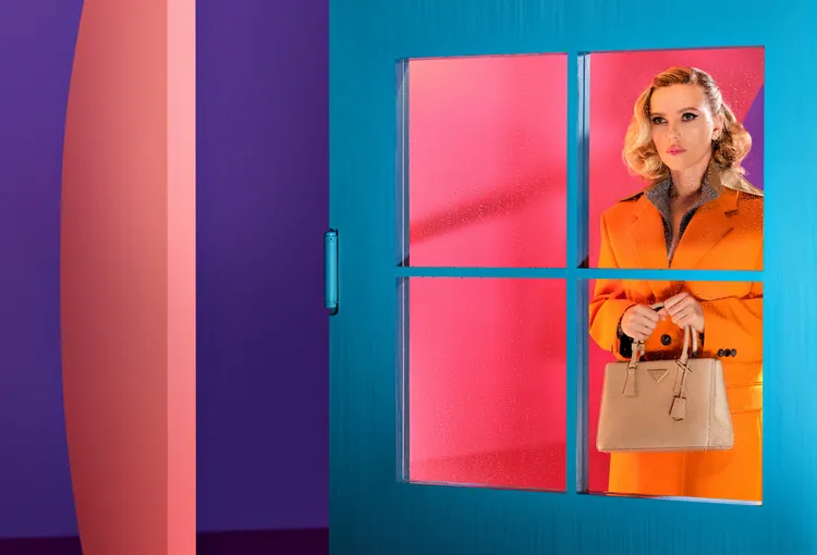 史嘉蕾約翰森在由委內瑞拉裔美國藝術家Alex da Corte創造出的生動色彩中，呈現豐富多元的情感內涵。品牌提供