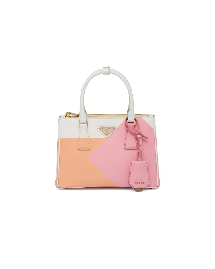 Galleria Saffiano皮革手提肩背包，線上獨家販售，16萬5000元。品牌提供