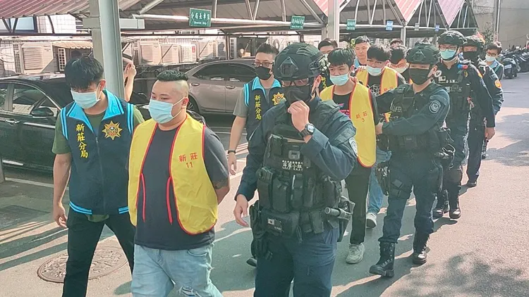 警方將柯、廖等6人送辦。黃子騰攝