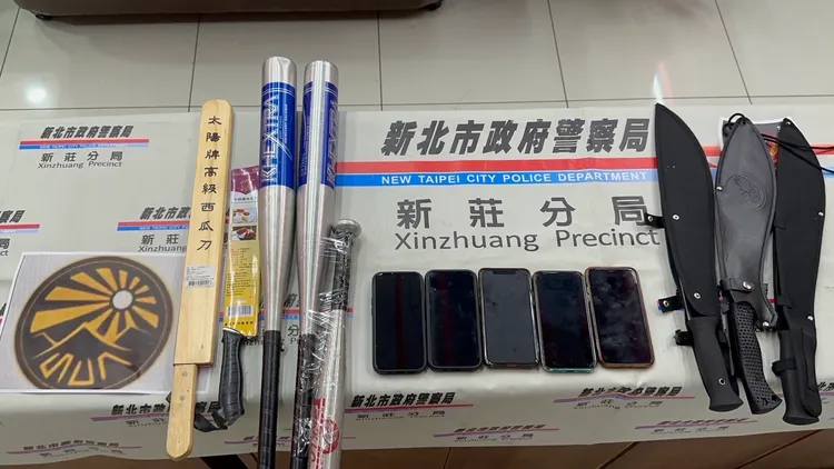 警方起獲開山刀、棍棒等凶器。新莊警分局提供
