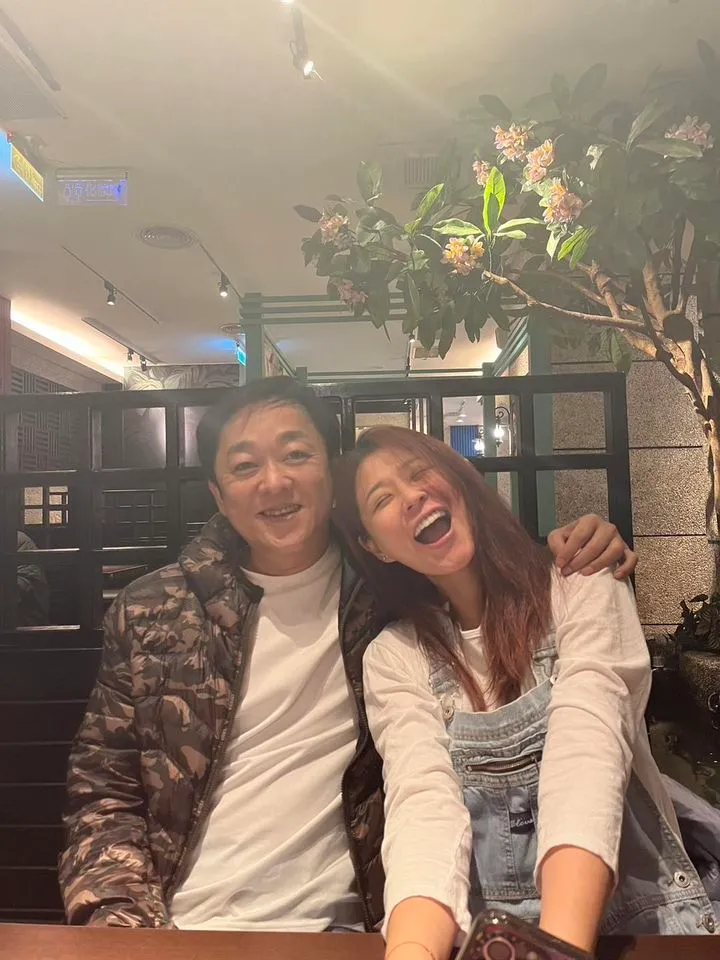 李燕依偎在新店陳大少懷裡。翻攝李燕臉書