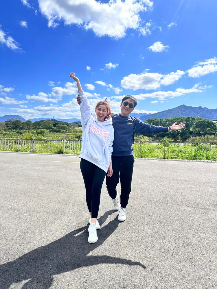 李燕（左）分享和新店陳大少出遊合照。翻攝李燕臉書