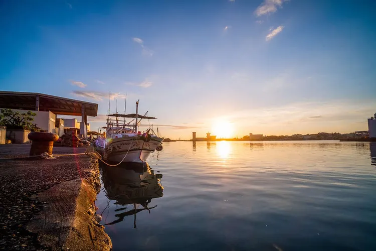 來岡山旅遊，可順遊熱門景點蚵仔寮漁港。觀光局提供