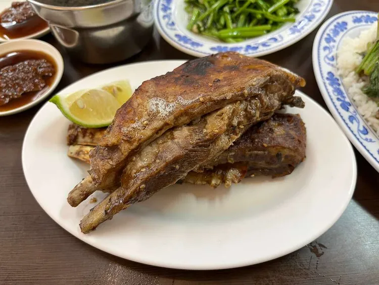 「高雄日嚐366」推薦美食「德昌羊肉店」的「烤羊小排」。觀光局提供