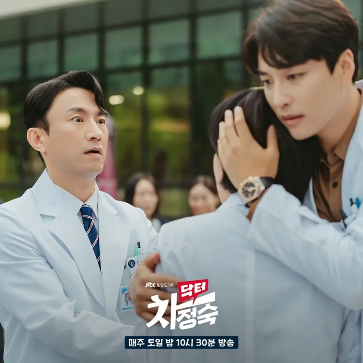 幫嚴正化（中）治療肝炎的主治醫生閔旴赫（右）對她有好感，當著金炳哲的面，霸氣摟著她。翻攝JTBC