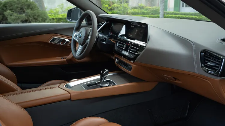 和BMW Z4相近的車艙採雙色皮革包覆材質，以迎合古董車展覽主題的典雅精神。原廠照片