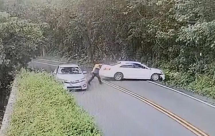 邱姓警員害張姓駕駛撞車後，還手指對方要他下車。民眾提供