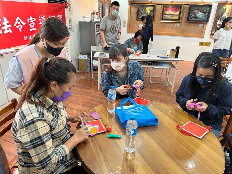 葉明珠教導大家繪出「福」字的吊飾品，藉以祝福新住民在台灣擁有幸福美滿的家庭生活。翻攝畫面