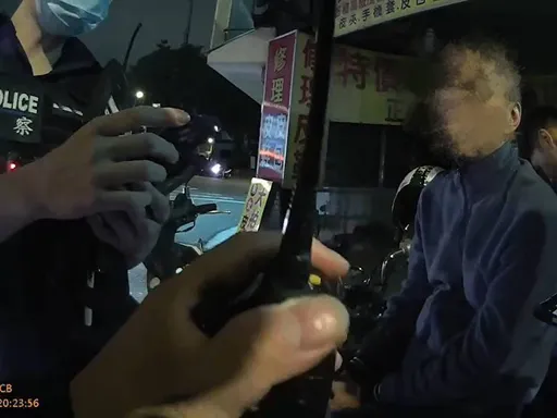 排氣管聲響過大被攔查 47歲謊報71歲父資料!他通緝身分曝光