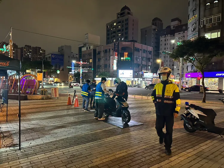 桃園警分局執行噪音車取締。桃園警分局提供