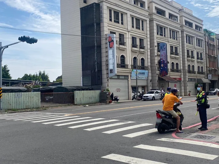 前鎮分局加強取締，針對各違規事實行為逐一依法告發。翻攝畫面