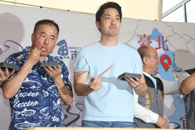 蔣萬安（中）表示，市民在台北就能即時享受到最新鮮、最美味的黑鮪魚。彭欣偉攝