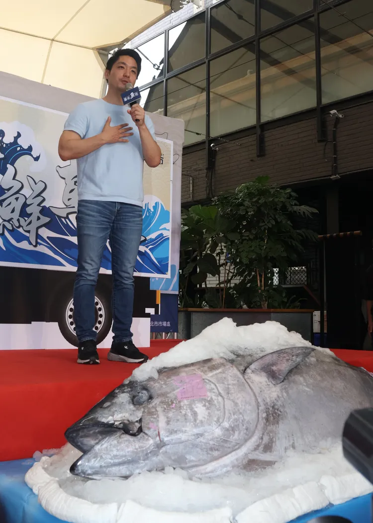 蔣萬安說，黑鮪魚非常美味且新鮮。彭欣偉攝