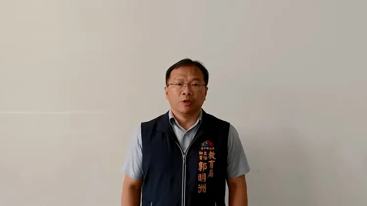 台中市教育局主秘郭明洲說明。市府提供