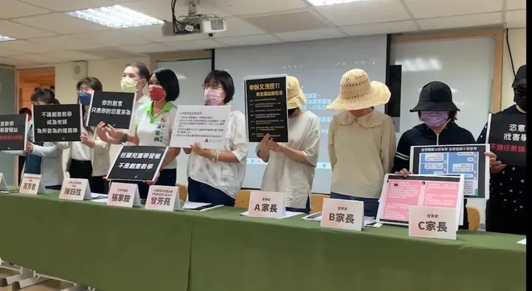 人本去年11月在家長及民代陪同下，踢爆陳師的離譜行為。資料照片