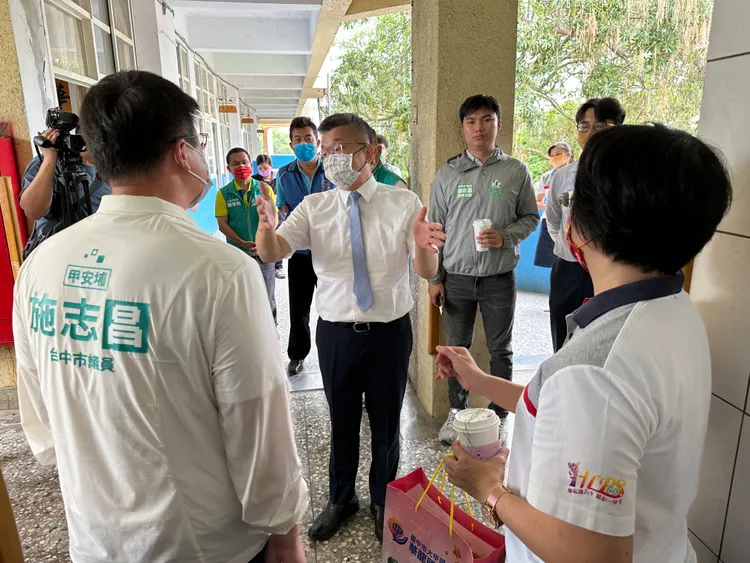 蔡其昌說，華龍國小廁所老舊，已不符合現代設計。蔡其昌辦公室提供