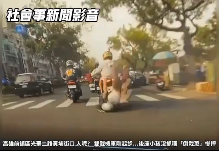 媽媽以機車載著兒子，在綠燈起步時，後方兒子重心不穩，倒栽蔥式摔下。翻攝社會事新聞影音群組