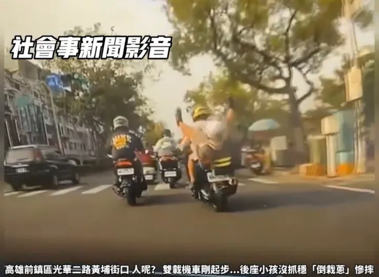 媽媽以機車載著兒子，在綠燈起步時，後方兒子重心不穩，倒栽蔥式摔下。翻攝社會事新聞影音群組