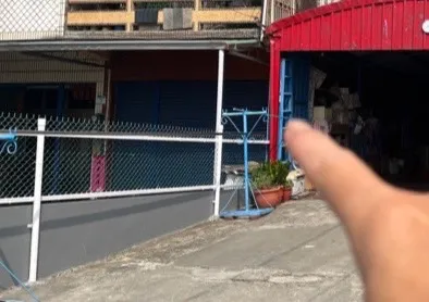 警方指出兩隻「小黑」行竊的曬衣場位置。讀者提供