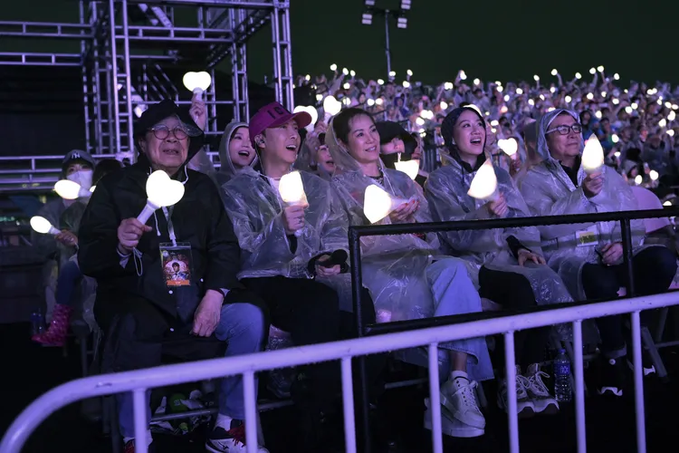 這場演唱會包括甄子丹（左二）、姜大衛（右一）、胡楓（左一）等藝人都到場欣賞。杰威爾提供