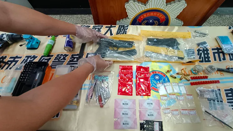 警方查扣大批槍彈毒品。 翻攝畫面