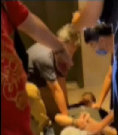 警方埋伏門外，嫌犯出現就一擁而上壓制緝捕。翻攝畫面