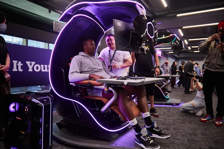 霍華德體驗各項高科技產品。  酷碼科技提供