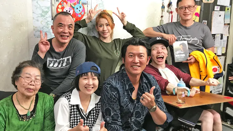 王建民（右三）參加拜訪腦麻兒粉絲翔翔（右二）一家。公視提供