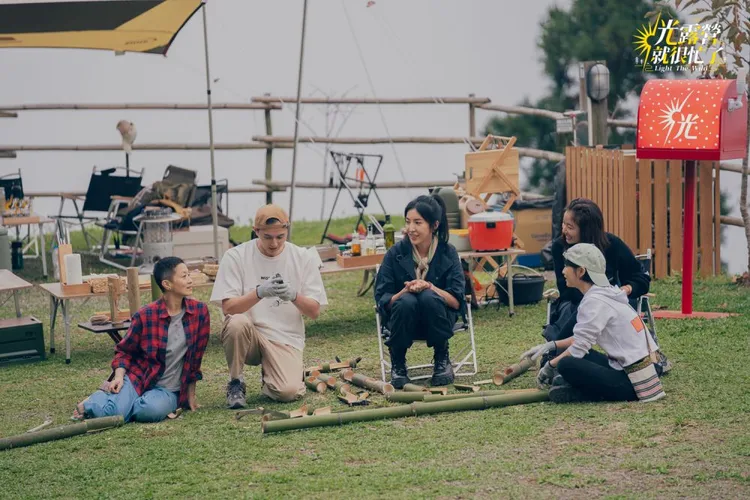 謝瓊煖　（左起）、張軒睿、楊謹華、林心如、江宜蓉鋸竹子。TVBS提供