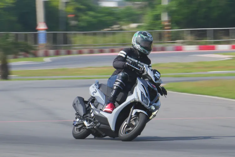 以較快速度將TIG丟進連續彎道中，車身反應相當靈活之外，在較短軸距的設定下顯得刁鑽十足。黃天佑攝