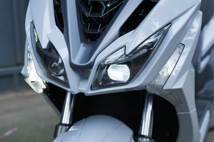 雙魚眼LED頭燈分別為遠燈及近燈，上緣更刻意型塑怒目燈眉增加侵略感。黃天佑攝