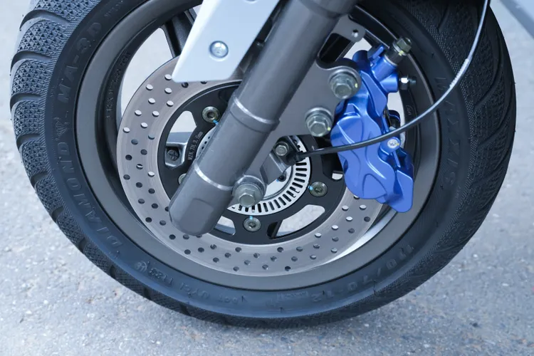 前煞車系統為對向四活塞卡鉗，並且配上的是245mm打孔圓碟。黃天佑攝