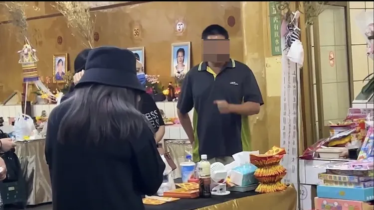 杜姓孕婦到女童靈前一度下跪，女童父親要她起身，保重腹內胎兒。讀者提供