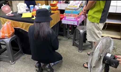 輾死台南3歲女童！孕婦現身靈堂下跪「要跟妹妹說話」　爸爸這樣回網淚噴