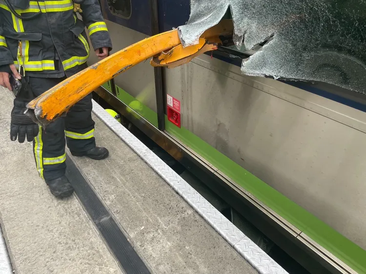 林女不排除是被吊臂擊出車廂外。民眾提供