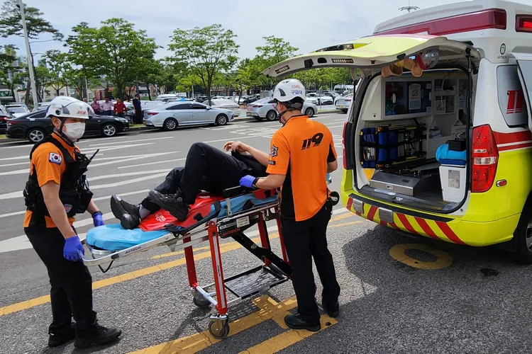 不適的乘客被送往醫院。美聯社