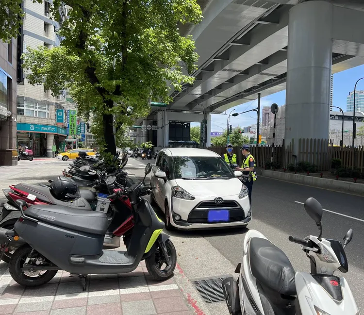警方強調路口執法沒有空窗期，提醒汽機車駕駛遵守交通法規。翻攝畫面